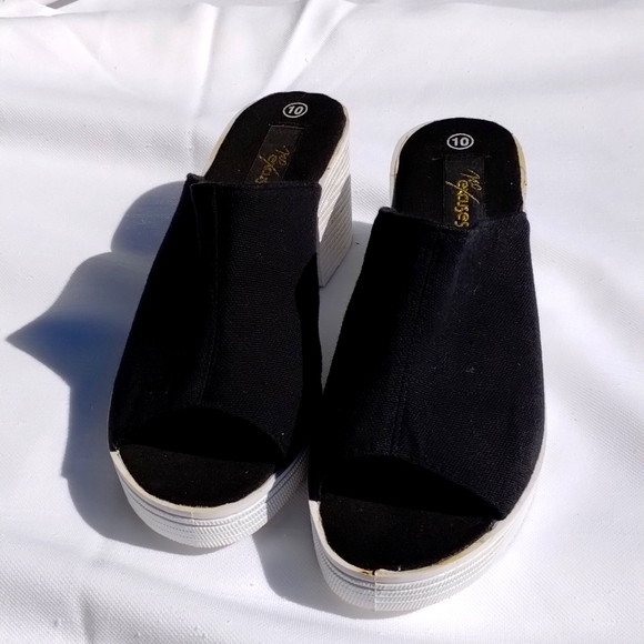 Woman's shoes - Picture 1 of 9